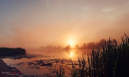 Nebelhafte Dämmerung auf dem Fluss Dubna. / ***