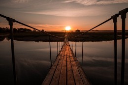 Brücke in der Morgendämmerung / ***