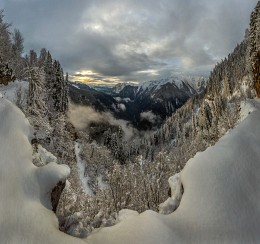 Über schneebedeckten Reich. / ***