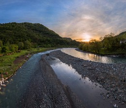 Solarregenbogen über den Fluss. / ***