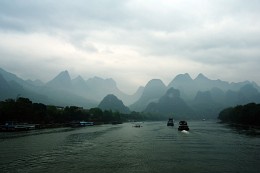 Chinesischen Motiven. Auf dem Fluss. / ***