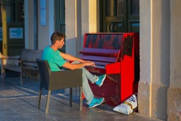 The Red Piano / ***