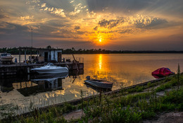 Sonnenuntergang über dem Fluss / ***