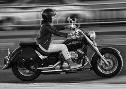 Motorradfahrer / ***