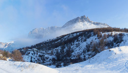 Schneebedeckten Gipfeln der Krim heiß .... / ***