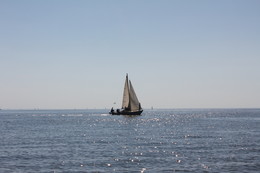 Segelboot in den Gewässern. / ***