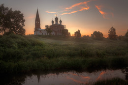 Morgengrauen in dem Dorf Osenevo / ***