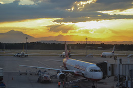 Abfahrt bei Sonnenuntergang. / ***