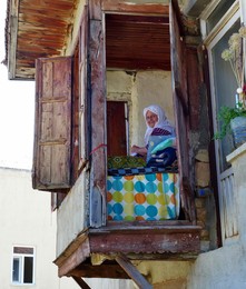 Eine ältere türkische Frau im Fenster / ***