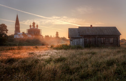 Sommer Morgengrauen in dem Dorf Osenevo / ***