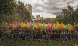 Der hellste Tag der Herbst! Die massivsten Fest der Farben Holi! / ***