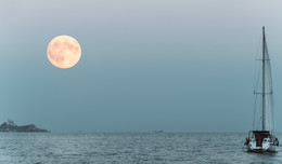 Steigende Mond über der Straße von Kertsch. / ***