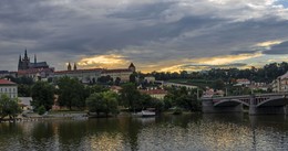 Sonnenuntergang über der Prager Burg / ***