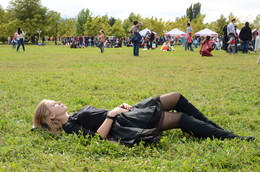 Mädchen in schwarz. / ***