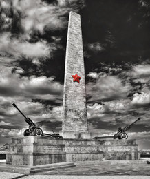 Obelisk of Glory zu unsterblichen Helden. / ***