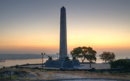 Obelisk of Glory zu unsterblichen Helden. / ***