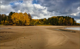 Herbst-Weg entlang der Ufer des Flusses Kama / ***