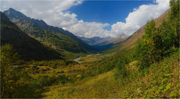 Valley River Dombai-Ulgen auf einem hellen Tag im Herbst / ***