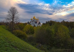 Kathedrale der Himmelfahrt bei Sonnenuntergang. / ***