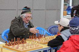 Gegensätze: Enkelkinder und Großeltern. / ***