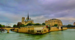 Ile de la Cite. / ***