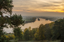 Sonnenuntergang an der Donau. / ***