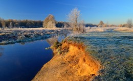 Eisiger Morgen auf dem Fluss Plisa / ***