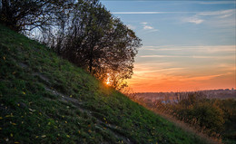 Sonnenuntergang über Hügel / ***