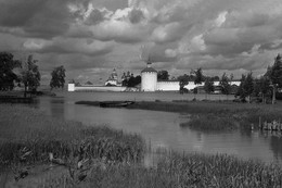 Kirillow-Beloserski-Kloster bei Tageslicht / ***