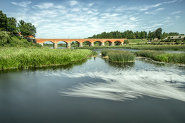 In der Nähe der Brücke / ***