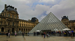 Die Glaspyramide des Louvre. / ***