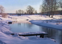 Winterlandschaft mit kleinen Fluss. / ***