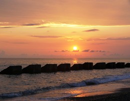 Sonnenuntergang auf dem Meer in Sotschi. / ***