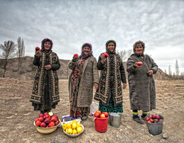 Die Äpfel !!! Verkäuferin von Äpfeln. Schahristan . Tadschikistan / ***
