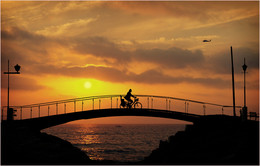 Radfahren bei Sonnenuntergang ... / ***