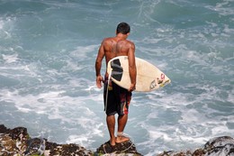 hawaiian surfer / Surfer in Hookipa, Maui vor dem Ritt auf den Wellen