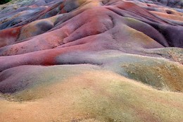 7 coloured earth / sieben farbige Erde, ein Naturphänomen in der Nähe der Ortschaft Chamarel im Südwesten der Insel Mauritius