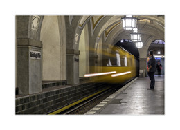 Heidelberger Platz / Der Zug fährt ein.