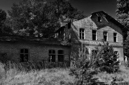 Verlassener Bahnhof / Dawna stacja kolejowa, zamknięta w 2000r. Została oddana do użytku w 1846 roku.


Ehemaliger Bahnhof,geschlossen im Jahr 2000 ,in Betrieb genommen im Jahr 1846.