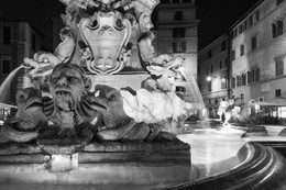 Brunnen - Rom / Brunnen vor dem Pantheon (Piazza Rotonda)