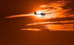 Flugzeug in den Strahlen der untergehenden Sonne / Flugzeug in den Strahlen der untergehenden Sonne