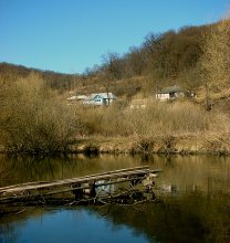 Das Dorf am Fluss / ***