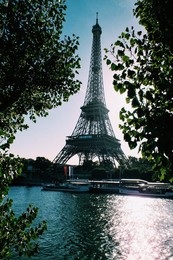Eiffel Tower / ***