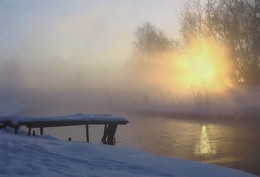 Dämmerung auf dem Fluss. / ***