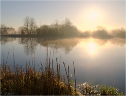 Sonnenaufgang über dem Fluss / ***