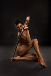 Mädchen mit Schwert / ***