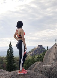 / ***