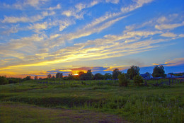 Sonnenuntergang über dem Dorf / ***