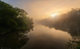 Dämmerung auf dem Fluss. / ***