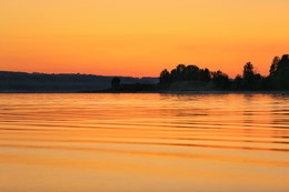 Sonnenuntergang über dem Fluss / ***